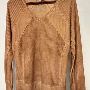 Pigment washed v-neck waffle henley